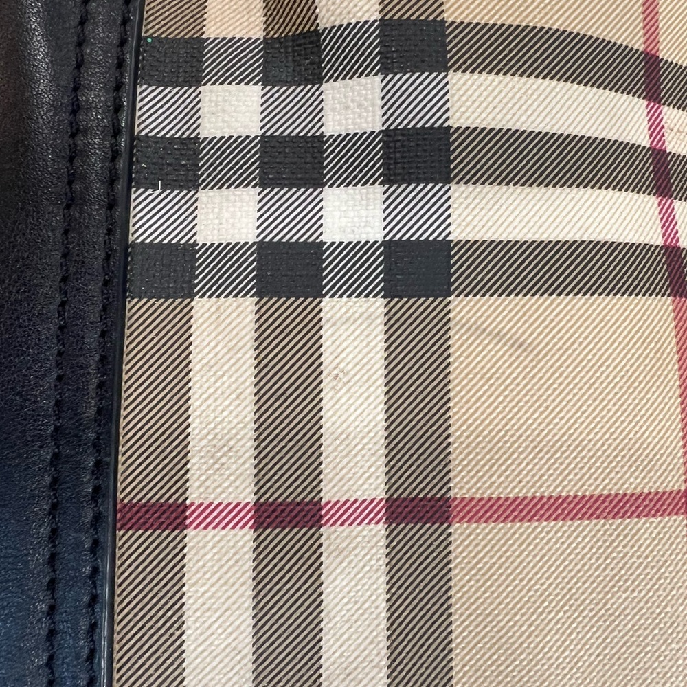 💄 Burberry Beige Check Canvas Tote with Black Leather Trim and Gold Hardware - Picture 5 of 14